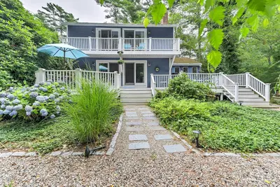 Image de Mashpee House w / Wraparound Deck - Marchez jusqu'Ă la plage!