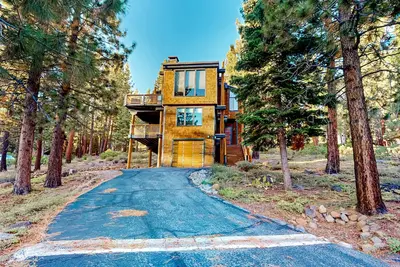 Image de Belle maison de montagne proche des activités de plein air toute l'année et le lac Tahoe!