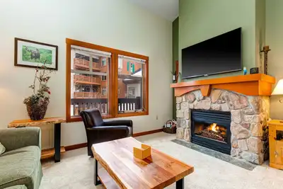 Image de Condo skis aux pieds avec piscine partagée, bain à remous et plus - vues impressionnantes!