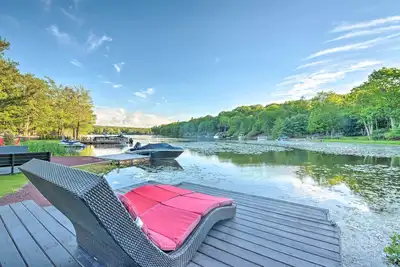 Image de Waterfront Lake Harmony Home avec salle de jeux et bain à remous