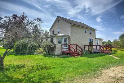 Image de Rustic Guys Mills Accueil w / Deck sur 2. 8 Acres of Land