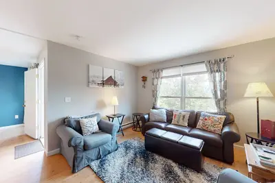 Image de Condominium de montagne familial avec un pont, une cheminée, et plus encore!