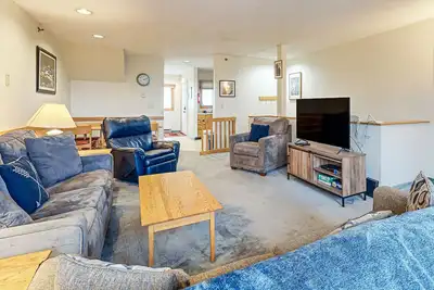 Image de Condo adapté aux chiens, au pied des pistes w / accès au ski, piscine partagée et bain à remous!