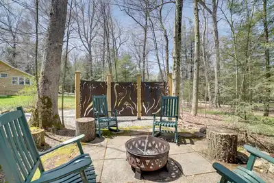 Image de Cabine Laughlintown avec terrasse, foyer et remontée mécanique!