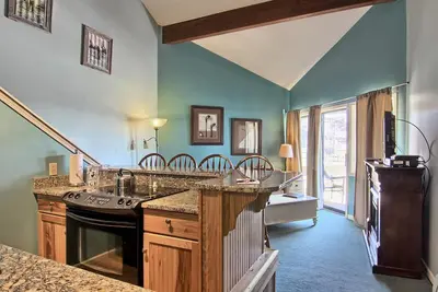 Image de Vue sur le lac Round & 1 bloc du centre-ville de Charlevoix!