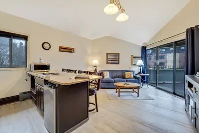 Image de Belle vue Suite 1 chambre, plafonds voûtés au centre-ville de Charlevoix!