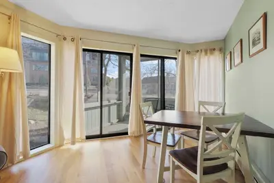 Image de Réservez pour l'intimité du condo, restez pour l'hospitalité au centre-ville de Charlevoix