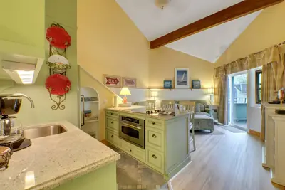 Image de Round Lake View & 1 pâté de maisons en ville au centre-ville de Charlevoix!