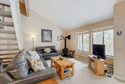 Image de Condo spacieux au dernier étage avec équipements du complexe - piscine / bain à remous partagés et salle de gym sur place