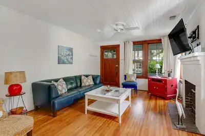 Image de Propriété unique de deux chalets avec terrasse et portiques filtrés - promenade à North Beach!