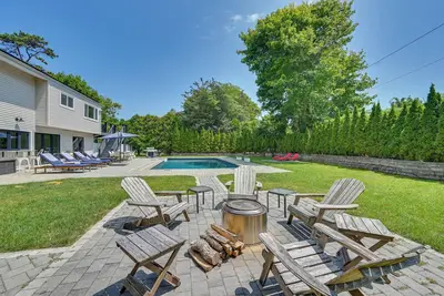 Maison moderne de Hampton Bays avec piscine et droits sur la baie!