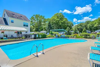 Image de Charming condo suite avec piscine partagée, barbecue, et à proximité de la plage!