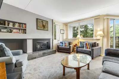 Image de Condo accueillant avec 3 piscines partagées, bain �� remous - accès facile au golf et aux pistes!