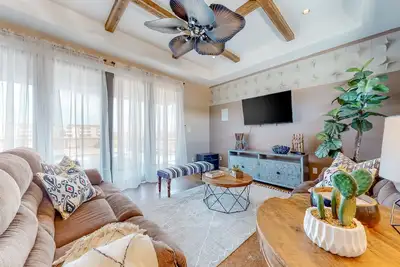 Image de Maison moderne au bord de l'eau avec une superbe piscine privée et une terrasse - chien amical!