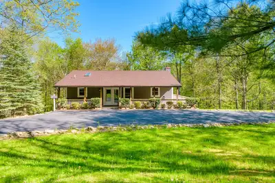 Image de Maison avec vue sur la forêt et terrasse panoramique - à quelques minutes du lac et du complexe Wisp!