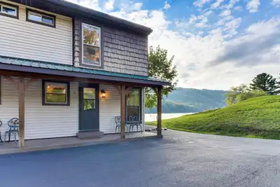 Image de Maison bord de l'eau avec quai et glissière plus un pont bien aménagé - près du ski