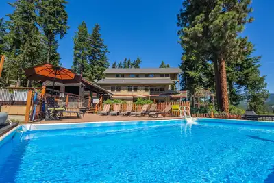 Image de Retraite privée dans les bois sur 20 acres! Grand Lodge avec 8 Cabines Studio! !