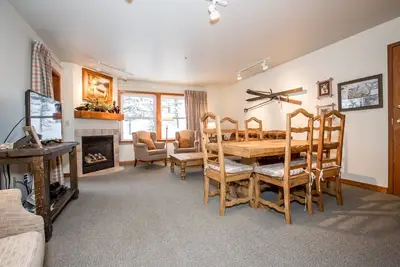 Image de Condo de luxe avec 3 chambres et 3 salles de bain.