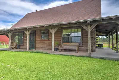 Image de Carmine Log Cabin w / Porche Sur 60 Acre Farm!