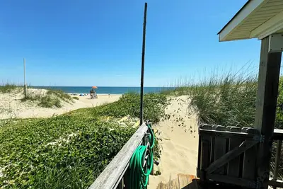 Image de Oceanfront - 3 chambres (un maître), Dog Friendly, vue sur l'océan en suspens.
