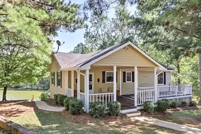 Lakefront Buckhead Cottage w / bain à remous et salle de jeux!