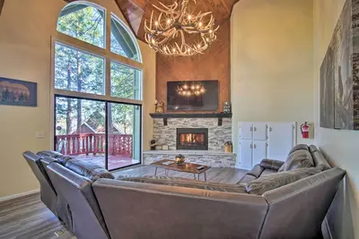 Image de Spacieux Lake Arrowhead Home w / salle de jeux et terrasse!