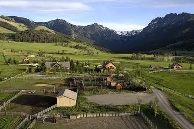 Image de Retraite élégante et rustique près de Yellowstone! Idéal pour les événements / réunions!