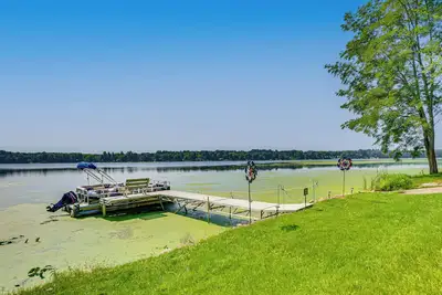 Image de Chalet Montello sur le lac Buffalo avec quai et foyer!
