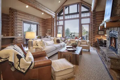 Image de Wooly Bugger Cabin - Nouveaux meubles et bain à remous!