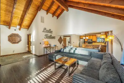 Image de Maison paisible qui revient à la forêt. Accès facile à Kings Beach et Northstar!