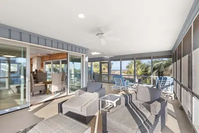 Image de Accueil Oceanfront, Wrap Around Porch, Accès direct à la plage à quelques pas de votre porte