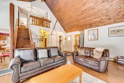 Image de Belle cabine w / Deck par Storyland & Attitash Mtn!