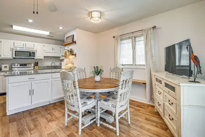 Image de Calme Surfside Beach Condo - 2 miles de la plage!