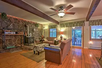 Image de Peaceful 3br Home w / Deck près du lac Wallenpaupack!