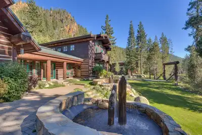 Image de Superbe Timber Lodge avec cadre privé sur la rivière Truckee
