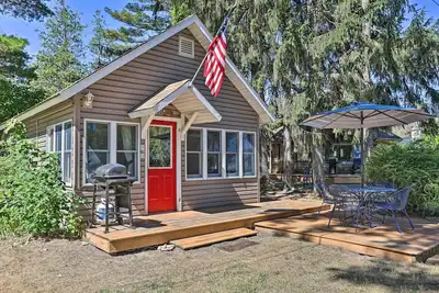 Image de \"Bayview Cottage\" Cottage Suttons Bay w / Fire Pit!