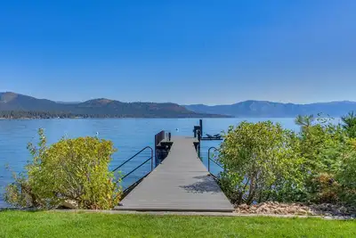 Image de Bord de l'eau - Lakefront: 8 Br / 5 Ba huit chambres Ă coucher en Carnelian Bay, 16 personnes
