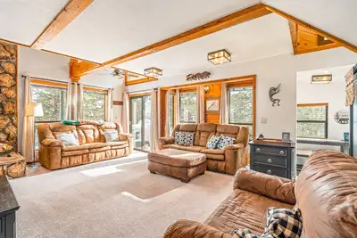 Image de Maison confortable et accueillant pour les chiens w / à distance de marche du lac - cadre boisé