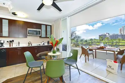 Image de Coeur de Waikiki! Moderne 2 chambres / 1 salle de bain, à quelques pas de la plage! Washlet!
