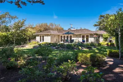 Image de 3757 Sanctuaire Garden House ~ Jolis jardins! Vues sur la montagne!
