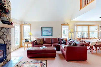 Image de Slopeside townhome w / deck, accès direct au sentier et jacuzzi / piscine partagé!