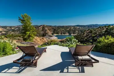 Image de Belle maison sur 20 acres avec vue sur le lac Nacimiento!