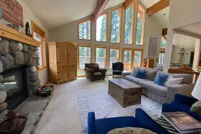 Image de Maison adaptée aux animaux de compagnie! Près des stations Squaw / Alpine et Homewood!
