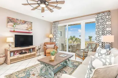 Image de Lotissement en bord de mer avec ascenseur privé, complexe en bord de plage avec piscines communautaires, Animaux acceptés