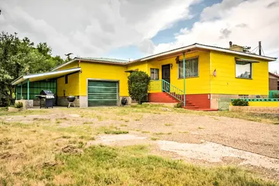 Image de Bright Springer House avec vue sur le patio et le verger!