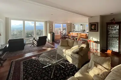 Image de Spacieuse maison adaptée aux enfants avec bain à remous privé, immense terrasse et vues sur la montagne