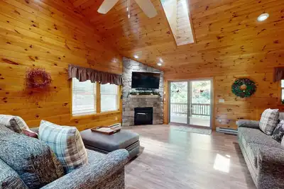 Image de Maison confortable de style cabine avec bain à remous privé, salle de jeux et grande terrasse - près de Wisp