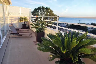 Costabella Penthouse appartement avec une vue magnifique seul. 5 min de la plage