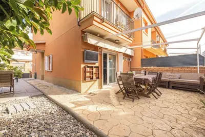 Image de Maison avec wifi, piscine, barbecue, climatisation, à 100 mètres de la plage