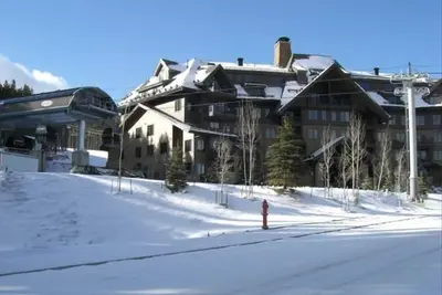 Image de Nouveau et luxueux Crystal Peak Lodge, 2 Br / 2 Ba, skis aux pieds